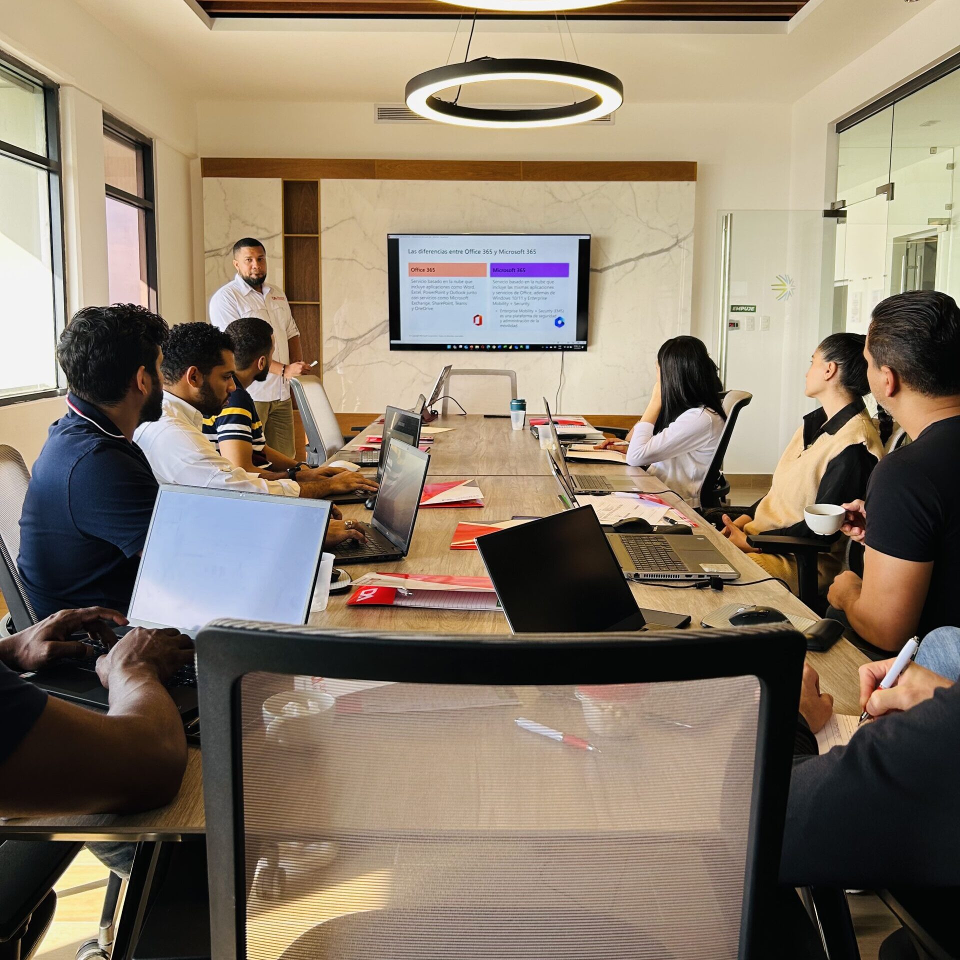 Equipo participando en una capacitación corporativa