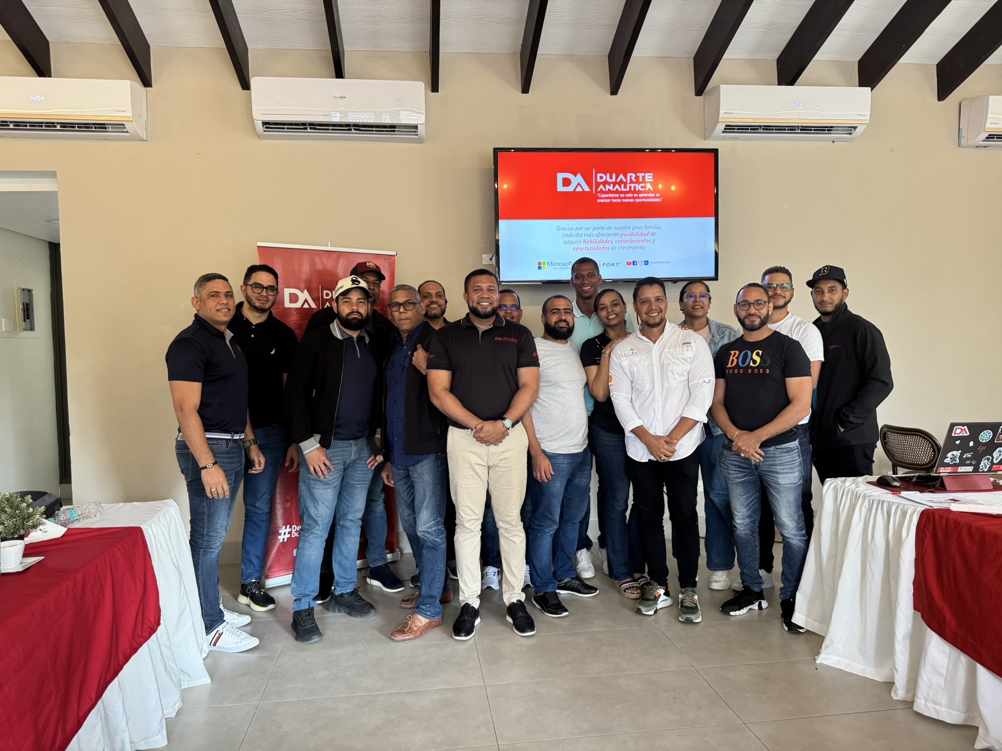 Equipo finalizando una capacitación